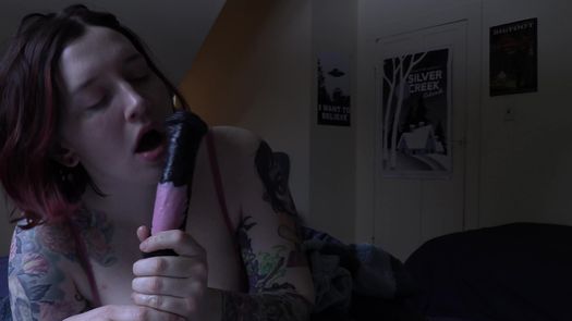 Скромная мамаша сосет конский дилдо и прыгает на нем верхом