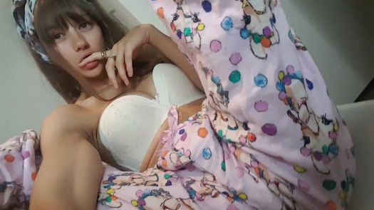 Крошка в пижаме мастурбирует киску и громко стонет